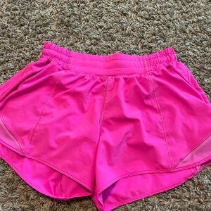 Women Lululemon 4” hotty hots- 6